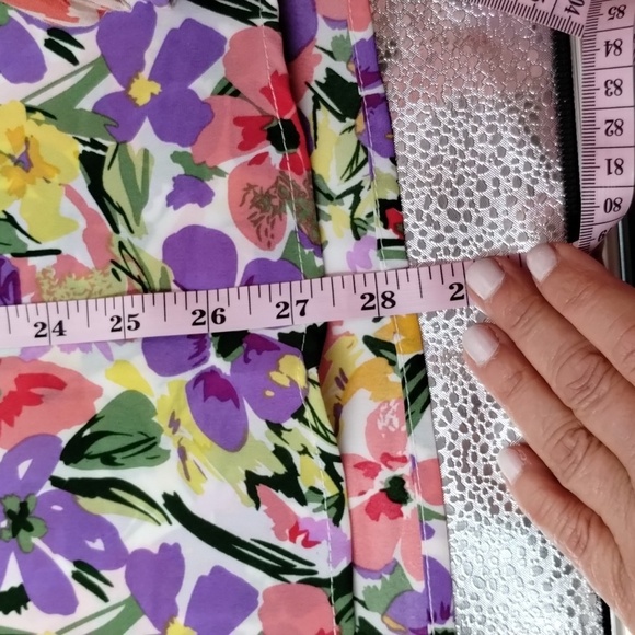 Jodifl multicolor floral v-neck OVERSIZED medium (see measurements) lightweight - Picture 6 of 6